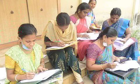 ஈரோடு முதன்மை கல்வி அலுவலகத்தில் குவிந்த பட்டதாரிகள்