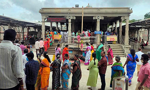 சஷ்டியையொட்டி கோவிலில் குவிந்த பக்தர்கள்