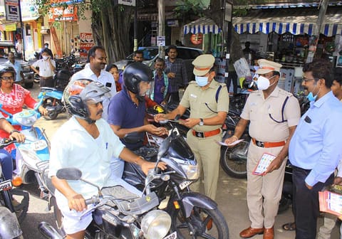 முருகன்குறிச்சி பகுதியில் வாகன ஓட்டிகளுக்கு ஹெல்மெட் அணிவது குறித்து விழிப்புணர்வு துண்டு பிரசுரங்களை துணை கமிஷனர் சீனிவாசன் வழங்கிய காட்சி.