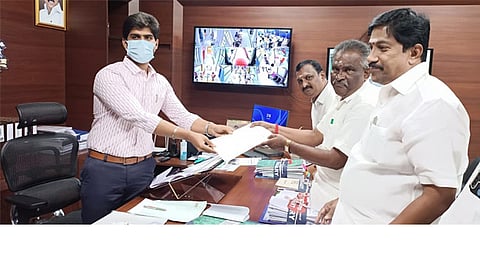 கோவை மாநகராட்சியில் மழைநீர் வடிகால், சாலை சீரமைப்பு பணிகளை விரைந்து முடிக்க வேண்டும்-அம்மன் அர்ச்சுணன் எம்.எல்.ஏ.கோரிக்கை