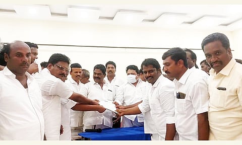 திருப்பத்தூர் மாவட்ட திமுக உட்கட்சி நிர்வாகிகளுக்கான தேர்தல் விருப்ப மனுக்களை நிர்வாகிகள் பெற்ற போது எடுத்த படம்.
