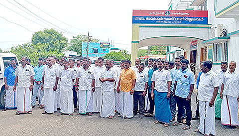 சுருக்குமடி வலைக்கு அனுமதி வழங்க கோரி எஸ்.பி.யிடம் கோரிக்கை மனு அளித்தனர்.