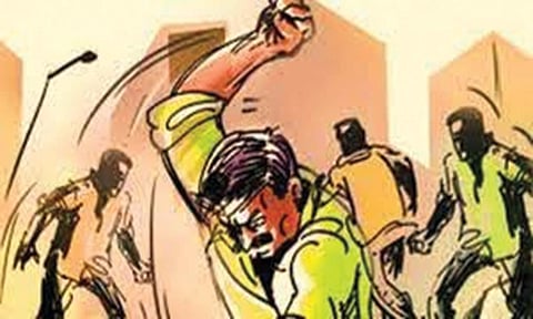 பைக்கில் இருந்து விழுந்தவர்களை தூக்கி விட்ட பெண் உள்பட 2 பேருக்கு அடி-உதை