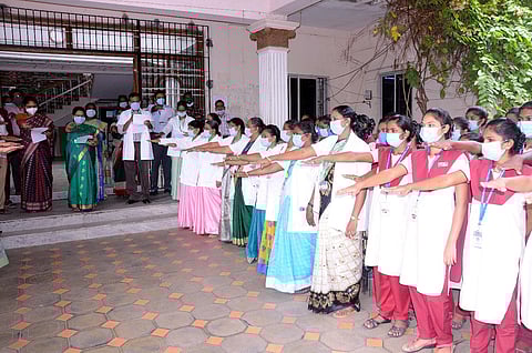 மாணவிகள் உறுதி மொழி எடுத்துக்கொண்ட காட்சி.