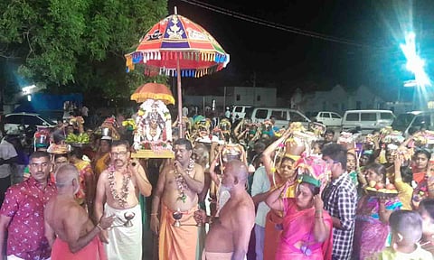 அம்மன் வீதி உலா, திரளான பக்தர்கள் பங்கேற்றனர். 