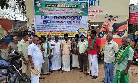 தியாகிகளுக்கு அஞ்சலி செலுத்தியவர்களை படத்தில் காணலாம் 