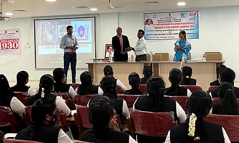 விழிப்புணர்வு கருத்தரங்கில் கலந்து கொண்டவர்களை படத்தில் காணலாம்.