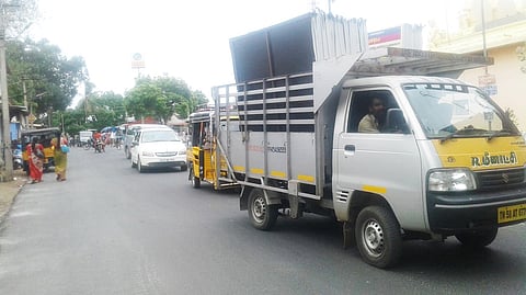 பஜாரில் போக்குவரத்து நெருக்கடி ஏற்பட்டுள்ளதை படத்தில் காணலாம்.