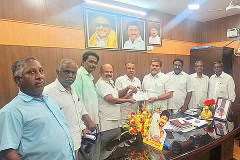  நகராட்சி தலைவர் மூப்பன் ஹபிபுர் ரஹ்மானிடம் இந்திய யூனியன் முஸ்லிம் லீக் நிர்வாகிகள் கோரிக்கை மனு அளித்த போது எடுத்தபடம்.
