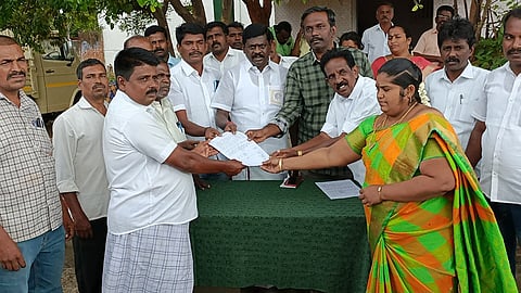 நில எடுப்பு முன்னறிவிப்பு ஆணையை விவசாயிகளுக்கு வழங்கும் விழா நடைபெற்ற காட்சி. 