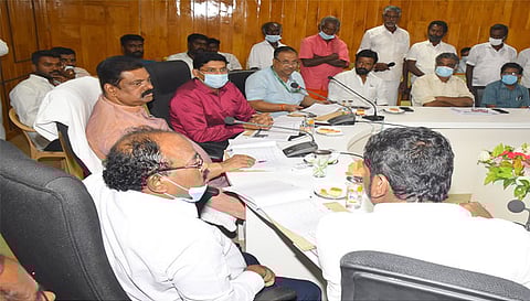 ராமநாதபுரம் கலெக்டர் அலுவலகத்தில் மத்திய அரசின் நலத்திட்டங்களால் பயனடைந்த பயனாளிகளை மத்திய இணை மந்திரி கபில்மோரேஸ்வா் பாட்டீல் சந்தித்தபோது எடுத்த படம்.