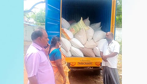 வாகனத்தில் கடத்திய 2 டன் ரேசன் அரிசி பறிமுதல்