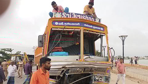 உக்கடம் அருகே லாரிகள் நேருக்கு நேர் மோதி விபத்து