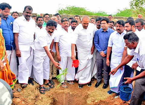 மானூரில் அரசு கலை அறிவியல் கல்லூரி திறப்பு விழாவை முன்னிட்டு கல்லூரி வளாகத்தில் மரக்கன்றுகளை சபாநாயகர் அப்பாவு நட்ட காட்சி. அருகில் அப்துல் வகாப் எம்.எல்.ஏ., கலெக்டர் விஷ்ணு, மாவட்ட சுற்றுச்சூழல் அணி அமைப்பாளர் அமிதாப் ஆகியோர் உள்ளனர்.
