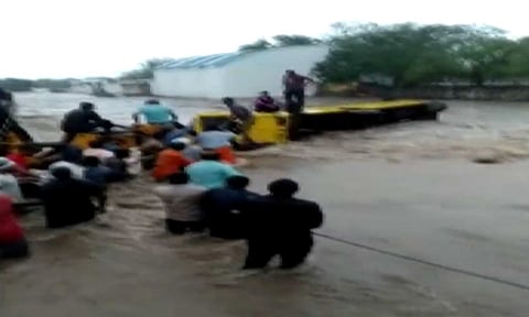 வெள்ளத்தில் சிக்கி கவிழ்ந்த பள்ளிப்பேருந்து- உள்ளே இருந்தவர்களை கயிறு கட்டி மீட்ட பொதுமக்கள்