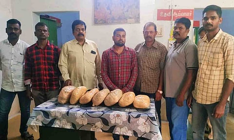 கைது செய்யப்பட்ட ஆனந்த்குமார் சாகுவையும் கைப்பற்றப்பட்ட கஞ்சா பொட்டலங்களையும் படத்தில் காணலாம்.