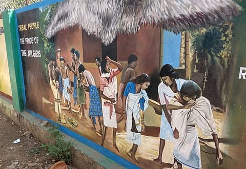 பஸ் நிலைய சுற்றுச்சுவரில் அழகிய ஓவியங்கள்