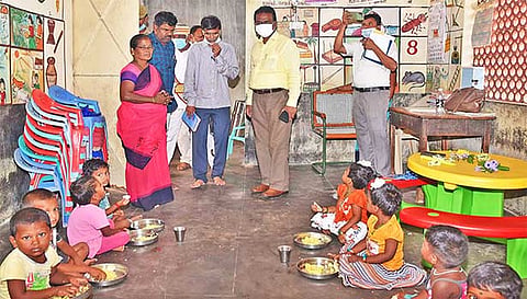 ஆலத்தூரான்பட்டி அங்கன்வாடி மையத்தை கலெக்டர் விசாகன் பார்வையிட்டு ஆய்வு செய்தார்.