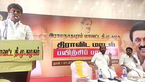 கூட்டத்தில் மாவட்ட தி.மு.க. பொறுப்பாளர் காதர்பாட்சா முத்துராமலிங்கம் பேசினார். அருகில் திருச்சி சிவா எம்.பி., செய்தி தொடர்பு துணை செயலாளர் ராஜீவ் காந்தி உள்ளனர்.