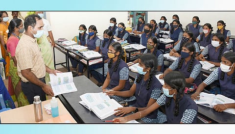 சிங்கம்புணரி அரசு பெண்கள் மேல்நிலைப்பள்ளி மாணவிகளுடன் கலெக்டர் மதுசூதன்ரெட்டி கலந்துரையாடினார். அருகில் மாவட்ட கல்வி அலுவலர் பாலதிரிபுரசுந்தரி, உதவி திட்ட அலுவலர் சீத்தாலட்சுமி, தலைமையாசிரியர் கலாநிதி உள்ளனர்.