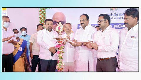 அரசு கல்லூரி திறப்பு விழாவில் அமைச்சர் தங்கம் தென்னரசு குத்துவிளக்கு ஏற்றினார். அருகில் கலெக்டர் மேகநாதரெட்டி, நவாஸ்கனி எம்.பி., எம்.எல்.ஏ.க்கள் தங்கபாண்டியன், அசோகன் உள்ளனர்.