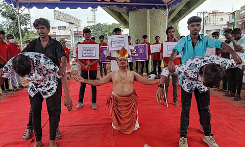 மாணவர்களின் விழிப்புணர்வு கலைநிகழ்ச்சி நடைபெற்ற காட்சி. 