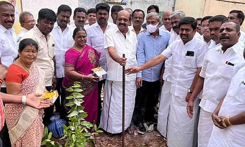நிகழ்ச்சியில் செல்வராஜ் எம்.எல்.ஏ., மேயர் தினேஷ்குமார் ஆகியோர் பூமிபூஜை செய்து பணிகளை தொடங்கிவைத்த காட்சி.