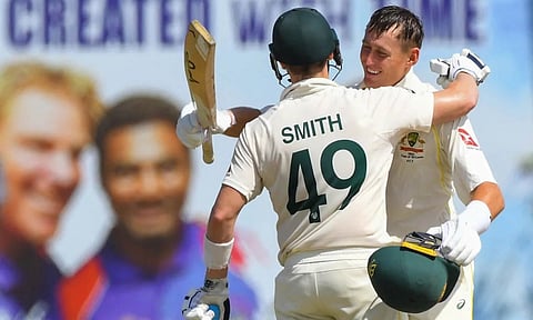 சதமடித்த லபுசேனை பாராட்டும் ஸ்மித்