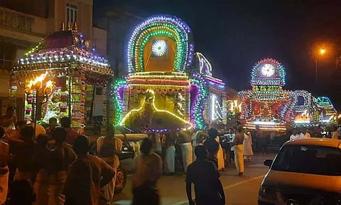 சிதம்பரம் நடராஜர் கோவிலில் புஷ்ப பல்லக்கில் பஞ்ச மூர்த்திகள் வீதிஉலா