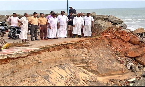 கொட்டில்பாட்டில் கடலரிப்பை தடுக்க மணல் மூடைகளை அடுக்க மணல் ஆலை அதிகாரிகளுடன் பேச்சுவார்த்தை