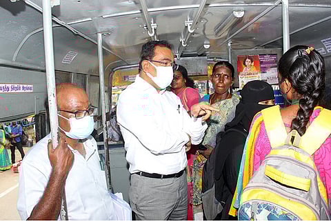 விழுப்புரம் புதிய பஸ் நிலையத்தில் போக்குவரத்துத்துறை அரசு முதன்மை செயலாளர் கோபால் பஸ்சில் ஏறி பயணிகளிடம் பயணம் குறித்து கேட்டறிந்தார்.