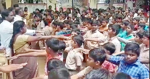 குளித்தலை அரசு பள்ளியில் தூய்மை தொடர்பாக உறுதிமொழி ஏற்பு