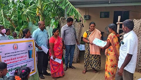 பழந்தின்னிபட்டி ஊராட்சியில் பிளாஸ்டிக் ஒழிப்பு தடை விழிப்புணர்வு துண்டு பிரசுரங்களை வீடு வீடாகச் சென்று வழங்கிய போது எடுத்த படம். அருகில் வெண்ணந்தூர் வட்டார வளர்ச்சி அலுவலர் பிரபாகரன் மற்றும் அதிகாரிகள் உள்ளனர்.