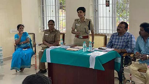 கூட்டத்தில் டி.எஸ்.பி. தையல் நாயகி பேசிய காட்சி. அருகில் மல்லூர் பேரூராட்சி துணை தலைவர் வேங்கை எம்.அய்யனார், மல்லூர் பேரூராட்சி அதிகாரி சாந்தி உள்பட பலர் உள்ளனர். 