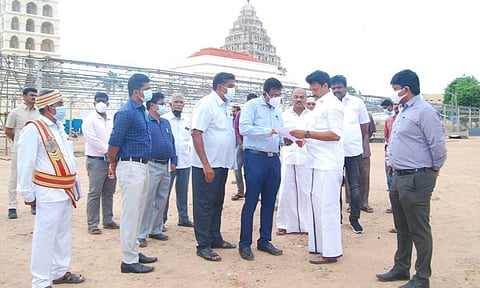 தஞ்சையில் புத்தக கண்காட்சி நடைபெறும் இடத்தை பார்வையிட்டு முன்னேற்பாடு பணிகள் குறித்து அமைச்சர் அன்பில் மகேஷ்பொய்யாமொழி கேட்டறிந்தார்.
