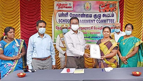 கூட்டத்தில் பள்ளி மேலாண்மைக்குழு உறுப்பினராக தேர்ந்தெடுக்கப்பட்ட மாநகராட்சி மேயர் இளமதி மற்றும் உறுப்பினர்களுக்கு கலெக்டர் விசாகன் சான்றிதழ் வழங்கினார்.