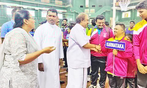 போட்டியை அனிபால் கென்னடி எம்.எல்.ஏ., தொடங்கி வைத்த காட்சி.