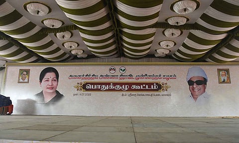 அ.தி.மு.க. பொதுக்குழு நாளை நடக்குமா? எடப்பாடி பழனிசாமி ஆதரவாளர்கள் இன்று சென்னை வந்தனர்