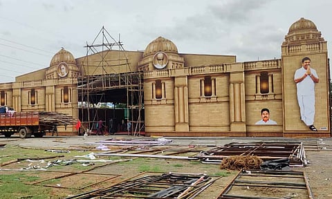 கோட்டை வடிவிலான பிரமாண்ட பொதுக்குழு முகப்பு தோற்றம்