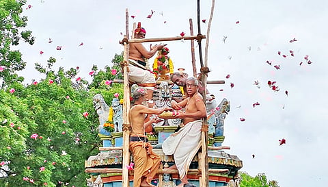 கோவில் கோபுர கலசத்திற்கு தீபாராதனை நடைபெற்ற காட்சி.
