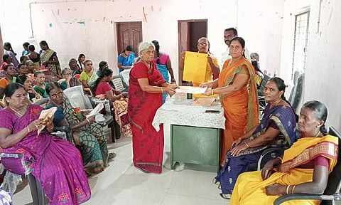 பேரூராட்சி தலைவர் மணிமேகலை ஆனந்த் மகளிர் சுய உதவி குழுவினருக்கு மஞ்சள் பை வழங்கிய காட்சி.