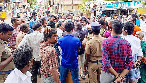போராட்டத்தில் ஈடுபட்ட மீன் வியாபாரிகள்.