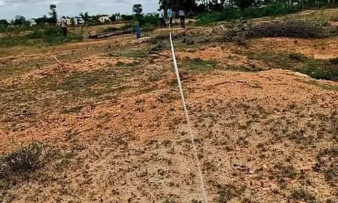 கொடுமுடி அருகே தடுப்பணை கட்ட நில அளவை செய்யும் பணி