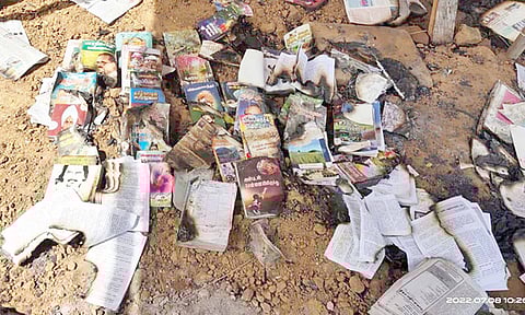 அரசு நூலகத்துக்கு தீ வைத்த சமூக விரோதிகள்