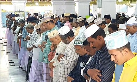 நாகூர் தர்காவில் பக்ரீத் முன்னிட்டு தொழுகையில் ஈடுபட்ட இஸ்லாமியர்கள்.