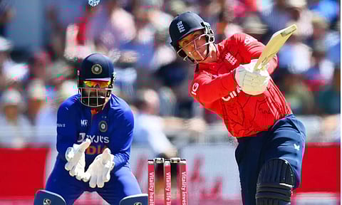 பந்தை பவுண்டரிக்கு விரட்டிய ஜேசன் ராய்