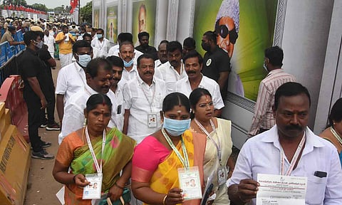 பொதுக்குழுவுக்கு 1 கி.மீ. தூரம் நடந்து சென்ற தொண்டர்கள்