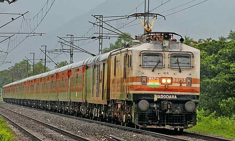 எக்ஸ்பிரஸ் ரெயில்களில் தூங்கும் வசதி பெட்டிகளின் எண்ணிக்கை 2 ஆக குறைகிறது