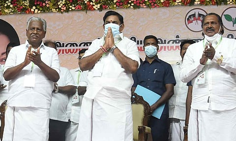 எடப்பாடி பழனிசாமி இடைக்கால பொதுச்செயலாளராக தேர்வு- 4 மாதங்களுக்குள் தேர்தல் நடத்த தீர்மானம்