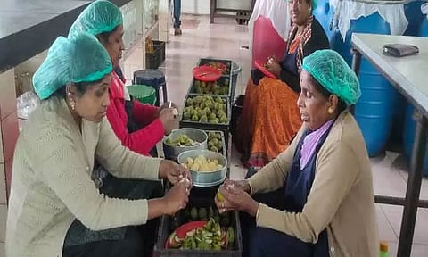 குன்னூர் சிம்ஸ் பூங்கா பழவியல் நிலையத்தில் பேரிக்காய் ஜாம் தயாரிக்கும் பணி மும்முரம்